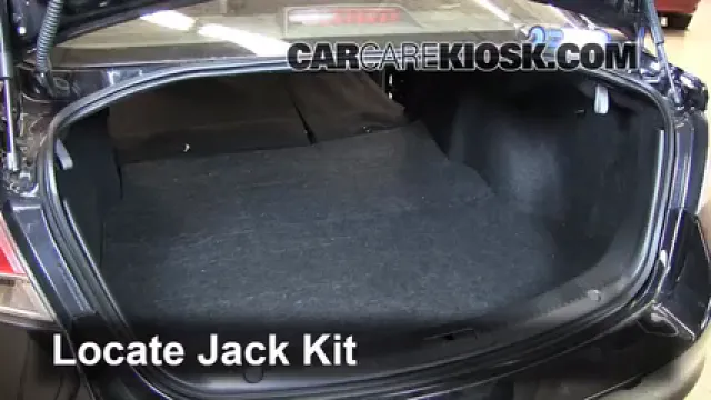 2012 Mazda 6 i 2.5L 4 Cyl. Levantar auto Usar el gato para levantar el auto